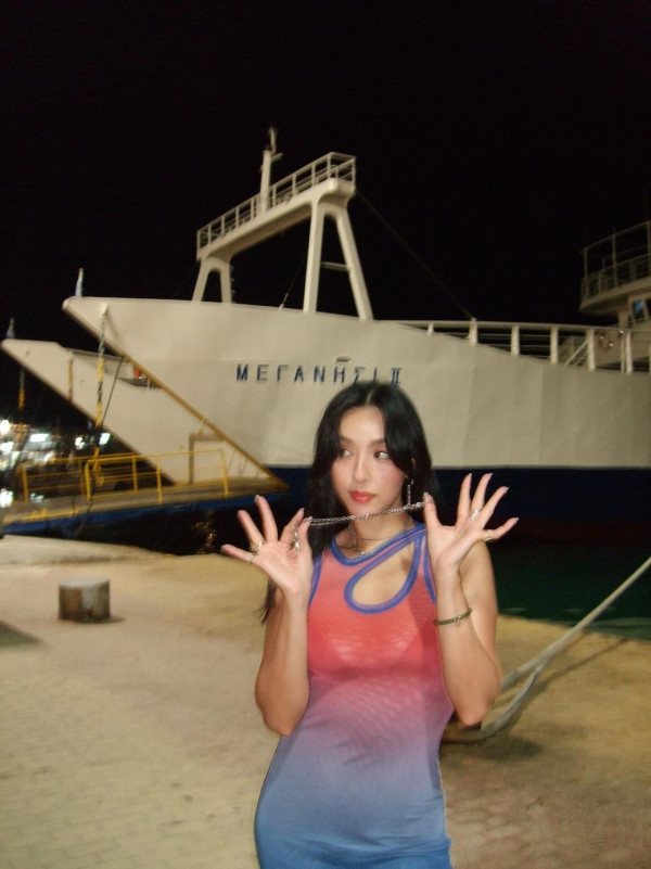 性感女神息影16年激罕現身巴黎時裝周！魔鬼身材零走樣退圈轉行做設計師