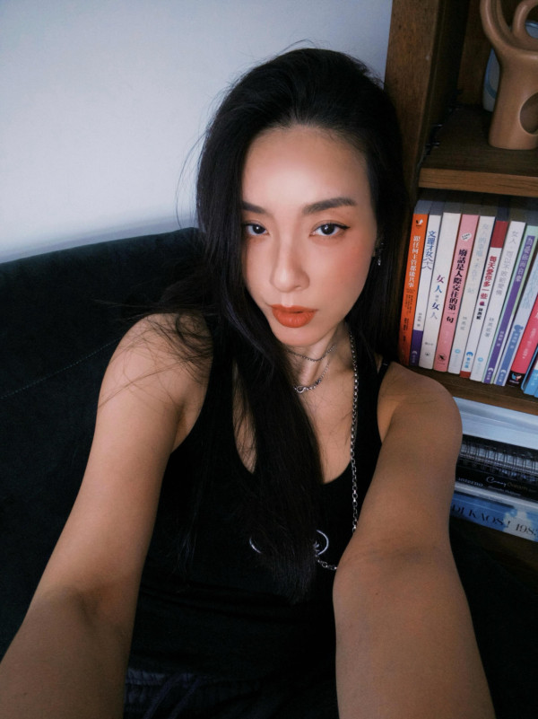 性感女神息影16年激罕現身巴黎時裝周！魔鬼身材零走樣退圈轉行做設計師