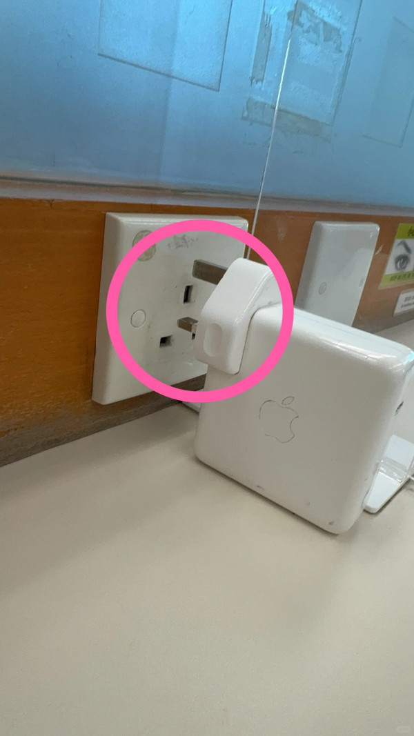 內地人熱議香港圖書館插座設計 手提電腦充電器無法插入 網民質疑安裝未符一指引?
