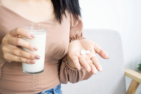 台女长期食面包竟患骨质疏松?医生揭关键“偷钙”原因,教你正确挑选天然钙片+补钙攻略