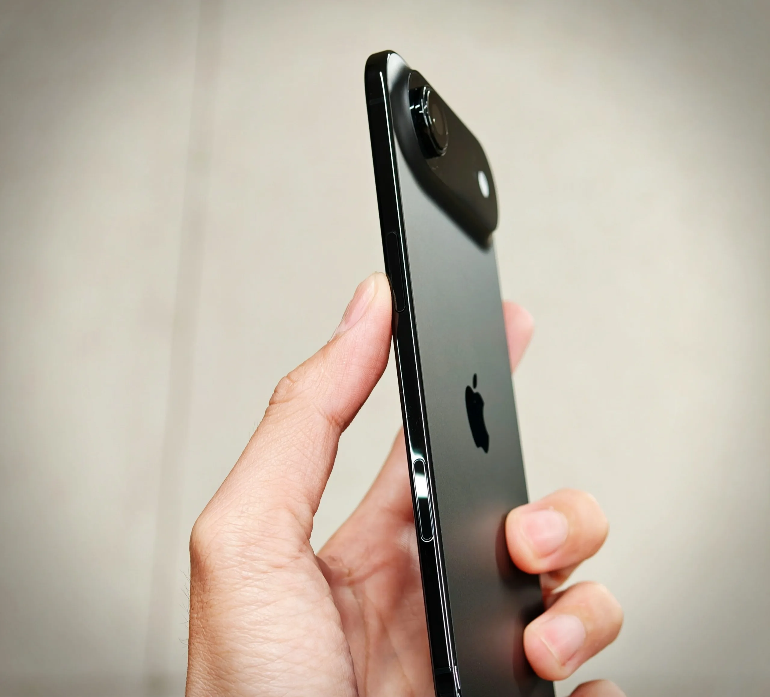 唔再得個樣？iPhone Air 2 最新爆料：厚度減至 5.2mm、電池容量再提升、增設雙鏡頭　推出時間曝光