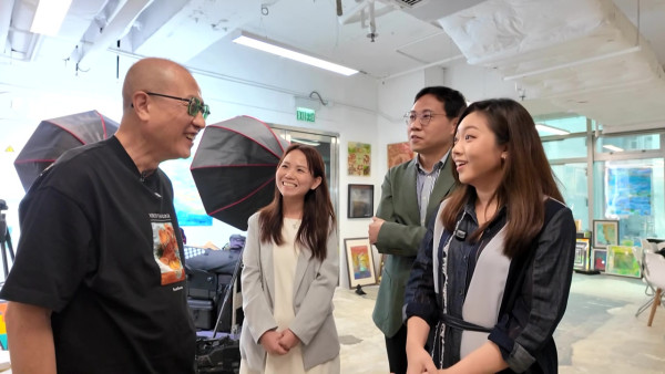 黃霑肺癌主刀名醫嚴秉泉患柏金遜封刀！街頭凍步樂觀轉戰畫壇：人生很多事都要硬食