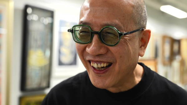 黃霑肺癌主刀名醫嚴秉泉患柏金遜封刀!街頭凍步樂觀轉戰畫壇:人生很多事都要硬食