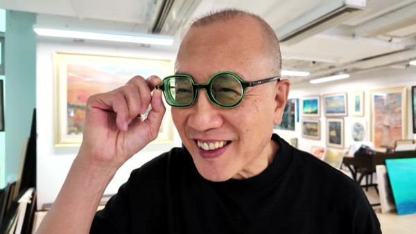 黃霑肺癌主刀名醫嚴秉泉患柏金遜封刀！街頭凍步樂觀轉戰畫壇：人生很多事都要硬食