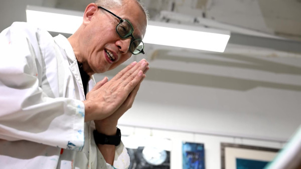 黃霑肺癌主刀名醫嚴秉泉患柏金遜封刀!街頭凍步樂觀轉戰畫壇:人生很多事都要硬食