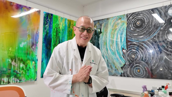 黃霑肺癌主刀名醫嚴秉泉患柏金遜封刀!街頭凍步樂觀轉戰畫壇:人生很多事都要硬食