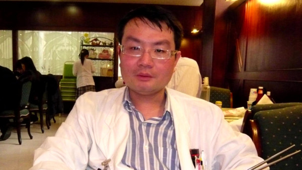 台南外科名医蔡伯羌过劳失智！生病醒来第一个忘记妻子 妻不离不弃照顾17年