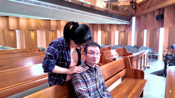 台南外科名医蔡伯羌过劳失智！生病醒来第一个忘记妻子 妻不离不弃照顾17年