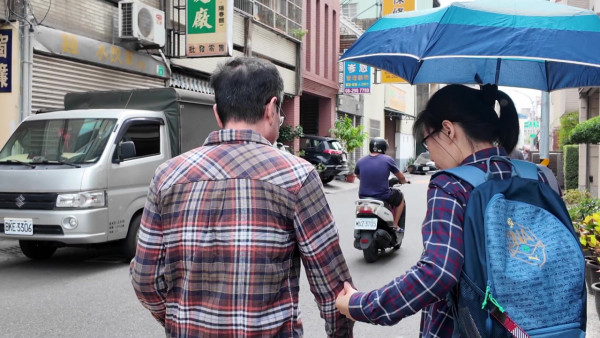 台南外科名医蔡伯羌过劳失智！生病醒来第一个忘记妻子 妻不离不弃照顾17年