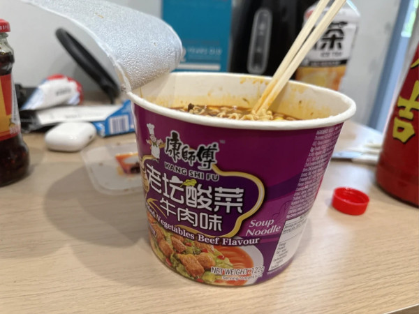 宵夜食杯麵驚見疑似壁虎浮面？內地男食酸菜牛肉麵嚇到反胃 網民爆曾食出抹布/蟲