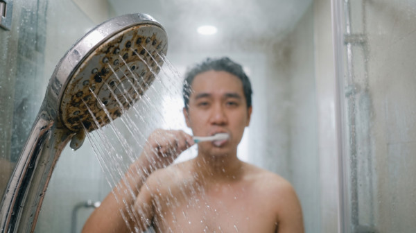 邊沖涼邊刷牙等於食細菌？牙醫揭3大隱藏危機  專家籲刷牙後做3招助殺菌消毒