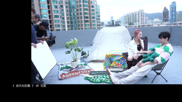 冼靖峰新歌《由天台記載》晒高音！激讚MV女主角盧映彤專程染粉紅髮超專業