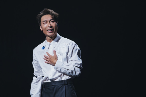 許志安紅館演唱會｜尾場嘉賓歌神張學友驚喜現身 笑爆：「做嘉賓先拿到4張門票」