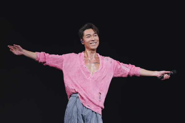 許志安紅館演唱會｜尾場嘉賓歌神張學友驚喜現身 笑爆：「做嘉賓先拿到4張門票」