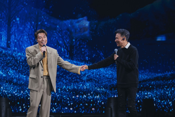 許志安紅館演唱會｜尾場嘉賓歌神張學友驚喜現身 笑爆：「做嘉賓先拿到4張門票」