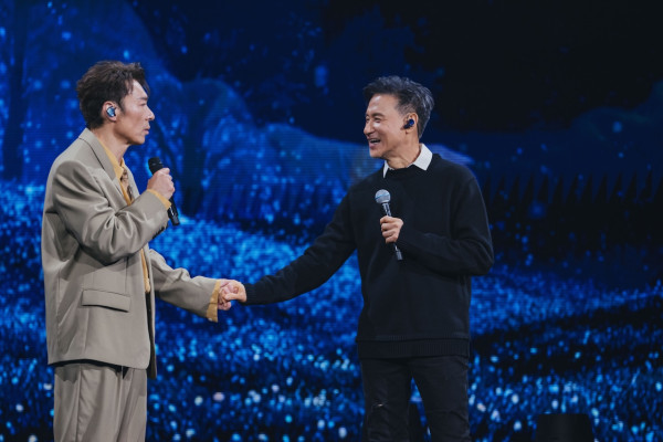 許志安紅館演唱會｜尾場嘉賓歌神張學友驚喜現身 笑爆：「做嘉賓先拿到4張門票」