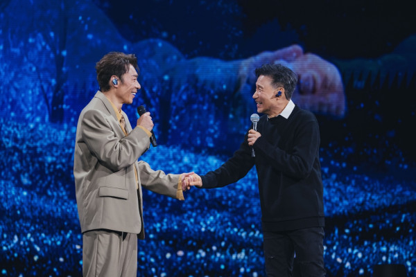 許志安紅館演唱會｜尾場嘉賓歌神張學友驚喜現身 笑爆：「做嘉賓先拿到4張門票」