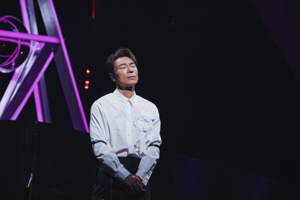 許志安演唱會2026｜適逢梅艷芳生忌！許志安紅館尾場深情獻唱《親密愛人》悼念恩師