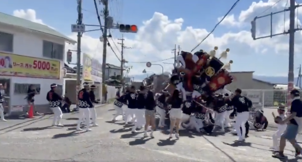 圖片來源:X@elly_rabisoku 有片!大阪「地車祭」爆翻車事故1日兩宗 釀2死亡16傷慘劇