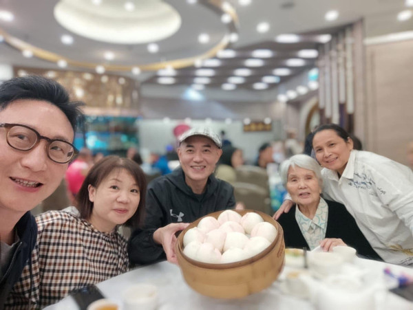 周國豐沉痛貼黑白照公布丁母憂 撰文悼念亡母最後道別︰請你再叫我一聲