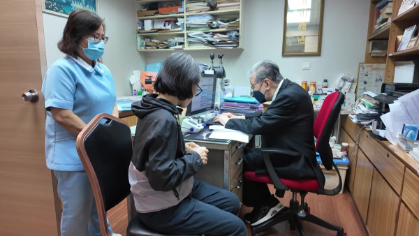 77歲腎科名醫蔡堅多病纏身仍堅持不退休！行醫超過半世紀！拐杖代步「朝九晚九」診症