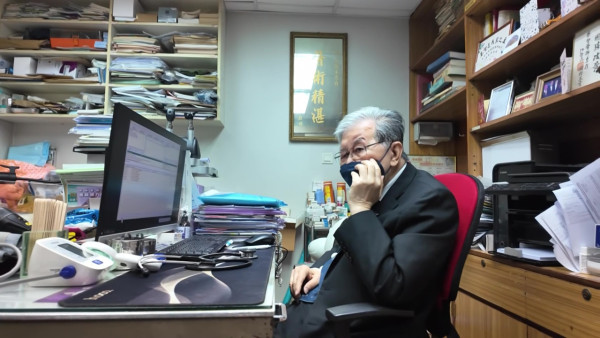 77歲腎科名醫蔡堅多病纏身仍堅持不退休！行醫超過半世紀！拐杖代步「朝九晚九」診症