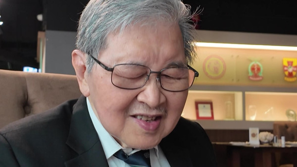 77歲腎科名醫蔡堅多病纏身仍堅持不退休！行醫超過半世紀！拐杖代步「朝九晚九」診症