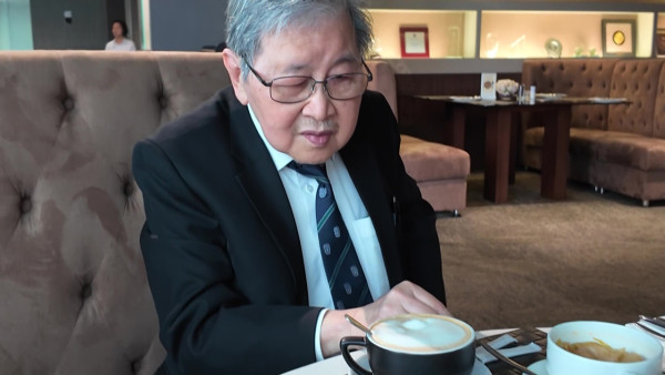 77歲腎科名醫蔡堅多病纏身仍堅持不退休！行醫超過半世紀！拐杖代步「朝九晚九」診症
