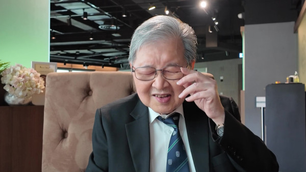 77歲腎科名醫蔡堅多病纏身仍堅持不退休！行醫超過半世紀！拐杖代步「朝九晚九」診症