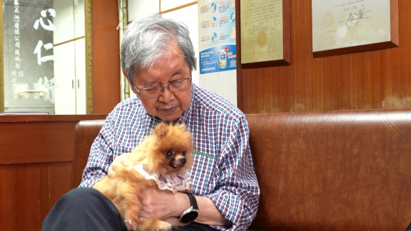77歲腎科名醫蔡堅多病纏身仍堅持不退休！行醫超過半世紀！拐杖代步「朝九晚九」診症