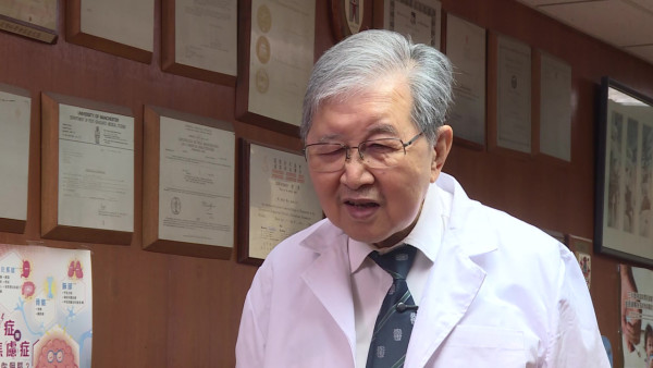 77歲腎科名醫蔡堅多病纏身仍堅持不退休！行醫超過半世紀！拐杖代步「朝九晚九」診症
