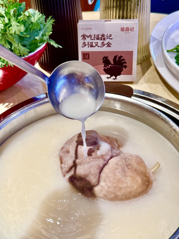 福鑫記豬肚雞·煲仔飯·團建聚會(圖片來源:小紅書@沐上观芸苓) 新皇崗口岸地鐵7號線食買玩懶人包 老字號飲早茶/山姆掃貨/古風庭園一日遊