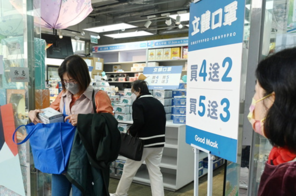 消委會曾從市面上搜集30款一次性的彩色或圖案口罩進行測試。（圖片來源︰HKET）