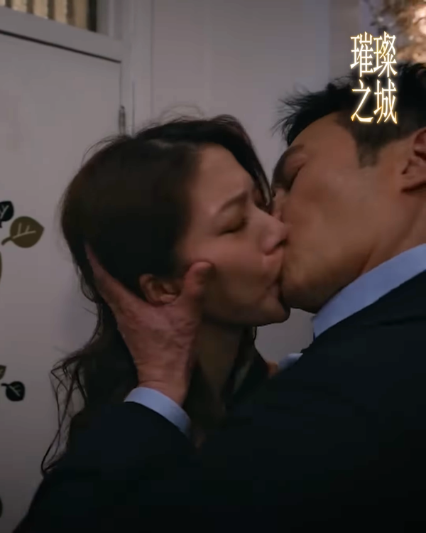 璀璨之城｜陳曉華被張智霖舉手狼吻突破電視尺度！首播豁出去掀裙摸臀入行最大膽演出
