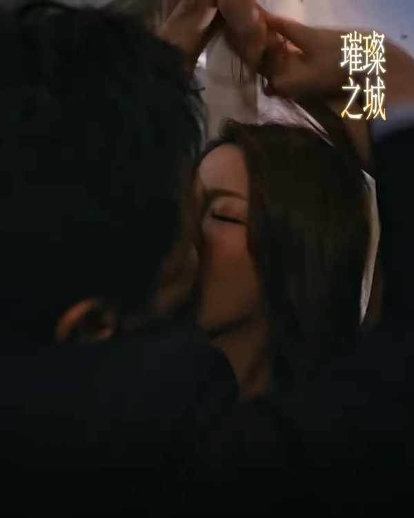 璀璨之城|陳曉華被張智霖舉手狼吻突破電視尺度!首播豁出去掀裙摸臀入行最大膽演出