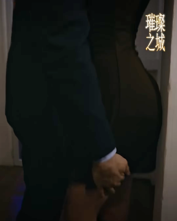 璀璨之城｜陳曉華被張智霖舉手狼吻突破電視尺度！首播豁出去掀裙摸臀入行最大膽演出