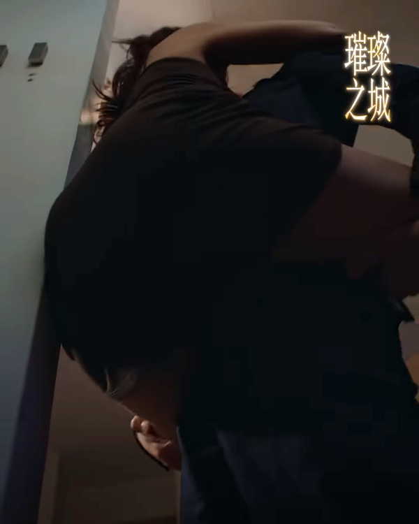 璀璨之城｜陳曉華被張智霖舉手狼吻突破電視尺度！首播豁出去掀裙摸臀入行最大膽演出