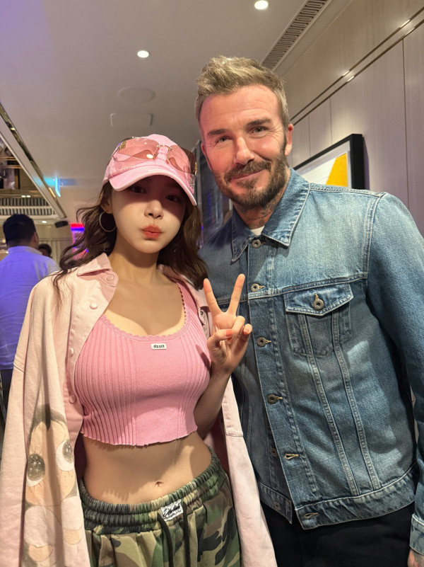 林明禎復工首炮晒碧咸合照狀態頂峰！貼身瑜珈衫晒極品曲線 波濤洶湧逼爆小背心