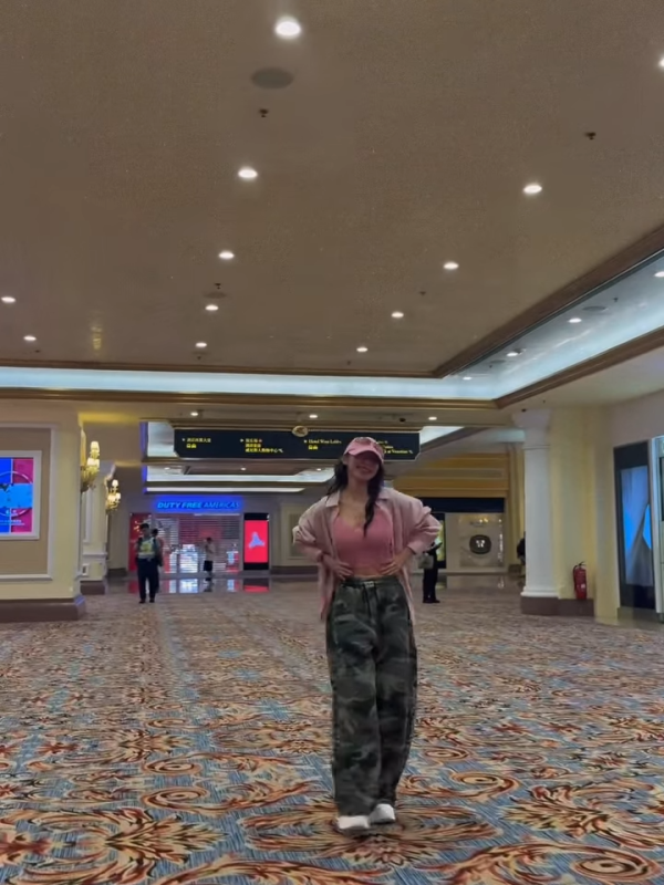 林明禎復工首炮晒碧咸合照狀態頂峰！貼身瑜珈衫晒極品曲線 波濤洶湧逼爆小背心