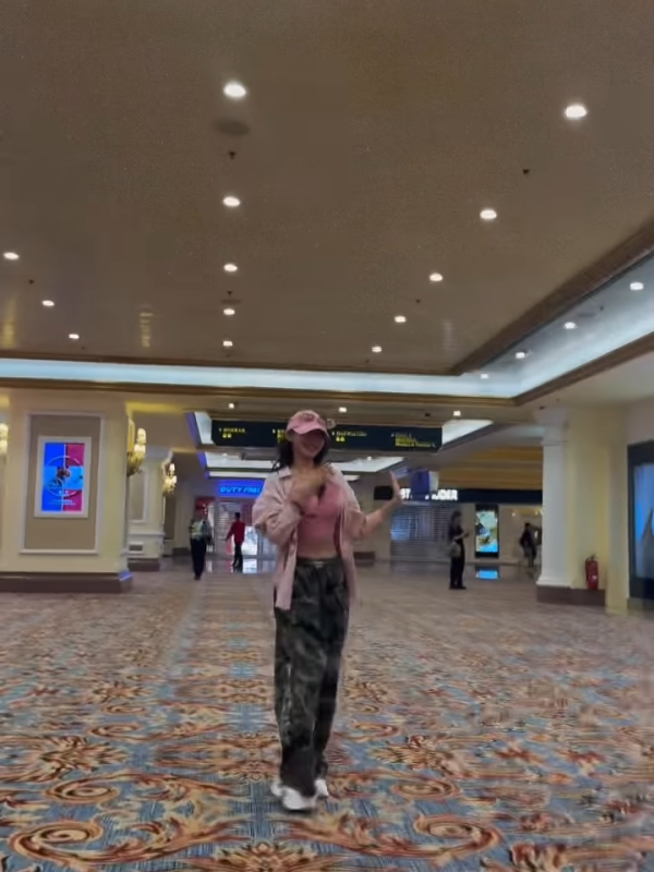 林明禎復工首炮晒碧咸合照狀態頂峰！貼身瑜珈衫晒極品曲線 波濤洶湧逼爆小背心