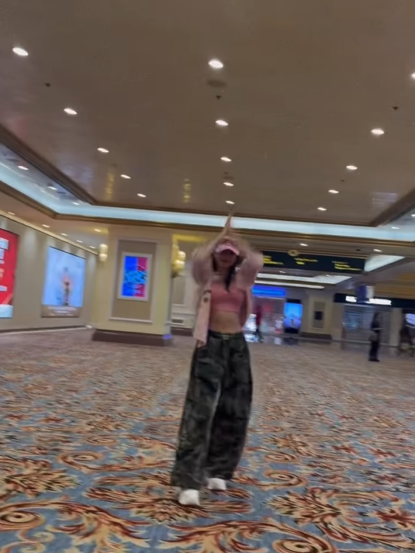 林明禎復工首炮晒碧咸合照狀態頂峰！貼身瑜珈衫晒極品曲線 波濤洶湧逼爆小背心