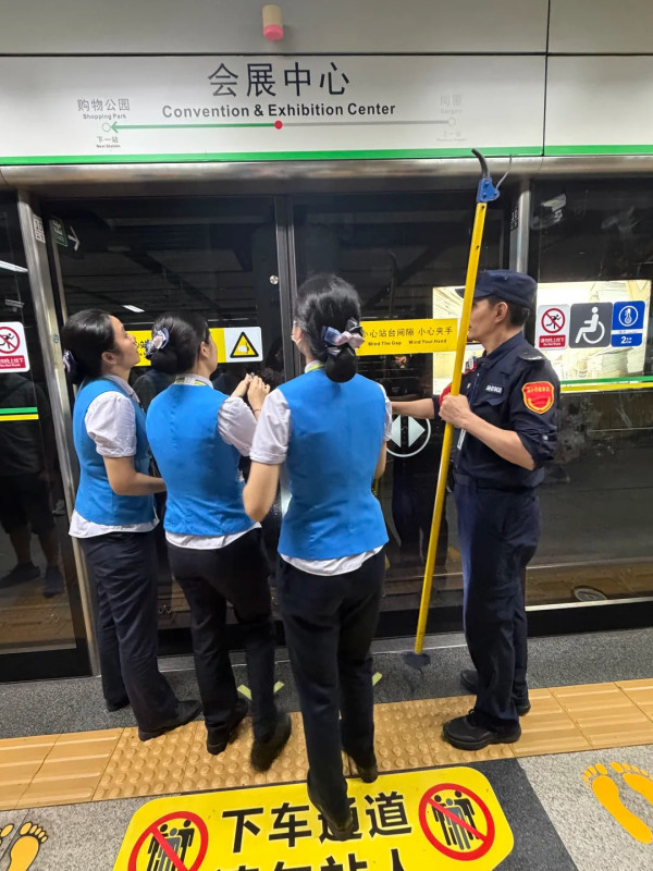 深圳地鐵乘客衝門未守「先下後上」惹爭議!港漂女落車遭推撞小腿卡月台縫隙鞋墮軌