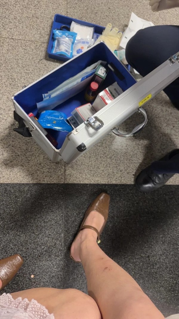 深圳地鐵乘客衝門未守「先下後上」惹爭議!港漂女落車遭推撞小腿卡月台縫隙鞋墮軌