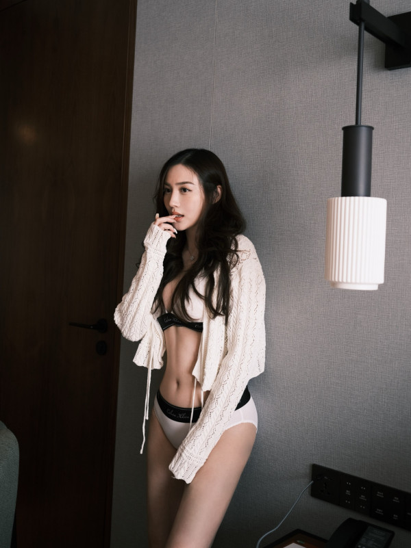 30岁性感女神33C内衣写真照疯传!酒店房大解放跌肩跪床最大尺度震撼眼球