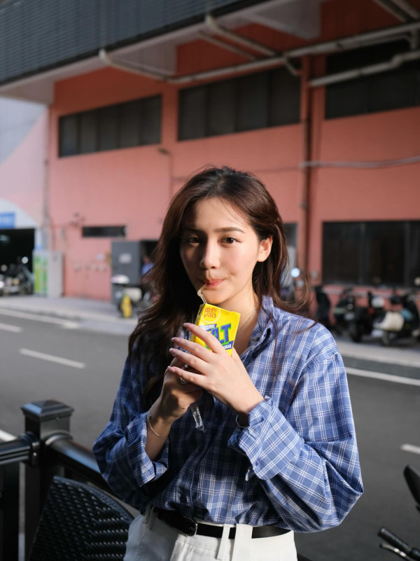 30岁性感女神33C内衣写真照疯传！酒店房大解放跌肩跪床最大尺度震撼眼球