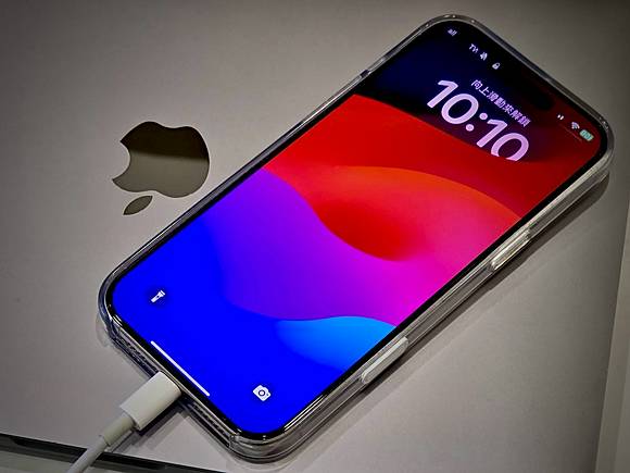 iPhone 鎖死 80% 充電可保護電池？外媒實測 iPhone 15 至 17 Pro Max 長充三年　結果曝光！