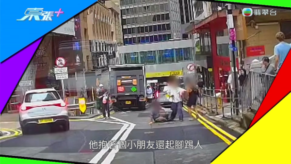 出租车司机拒绝双黄线落客反被打!抱娃男乘客起脚踢面 马路MMA下场竟然是这样