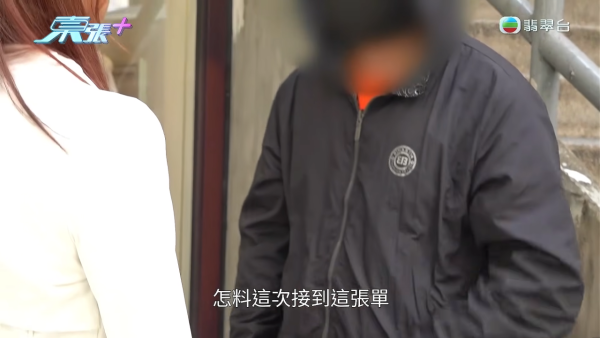 出租车司机拒绝双黄线落客反被打！抱娃男乘客起脚踢面 马路MMA下场竟然是这样