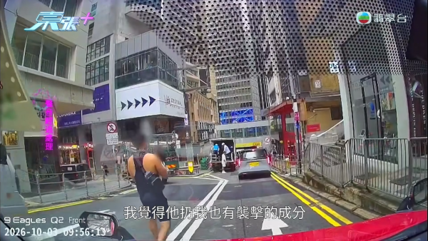出租车司机拒绝双黄线落客反被打!抱娃男乘客起脚踢面 马路MMA下场竟然是这样