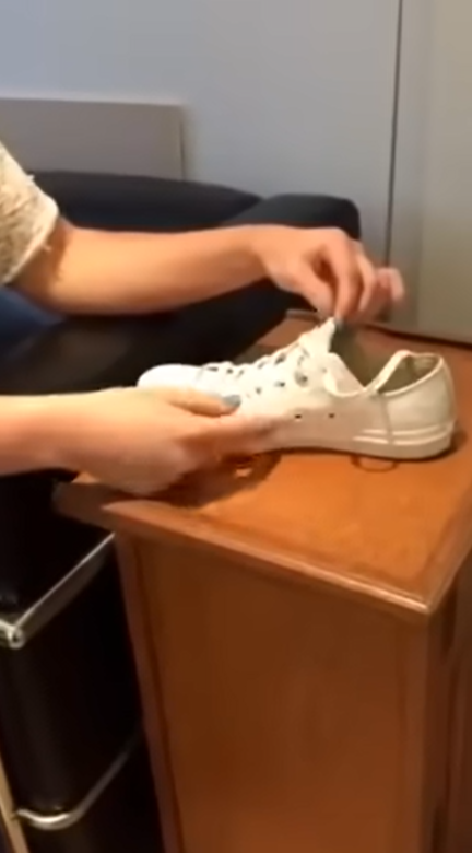 Converse鞋侧小孔解决鞋带过长问题（图片来源：YouTube@azmi kasoot）